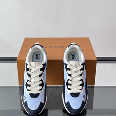 LV DROP-360 运动鞋 LV DROP-360 运动鞋因其仅 300 克的重量而得名,为绒面牛皮革搭配印有 Mo LV DROP-360 运动鞋 LV DROP-360 运动鞋因其仅 300 克的重量而得名,为绒面牛皮革搭配印有 Mo