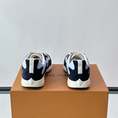 LV DROP-360 运动鞋 LV DROP-360 运动鞋因其仅 300 克的重量而得名,为绒面牛皮革搭配印有 Mo LV DROP-360 运动鞋 LV DROP-360 运动鞋因其仅 300 克的重量而得名,为绒面牛皮革搭配印有 Mo
