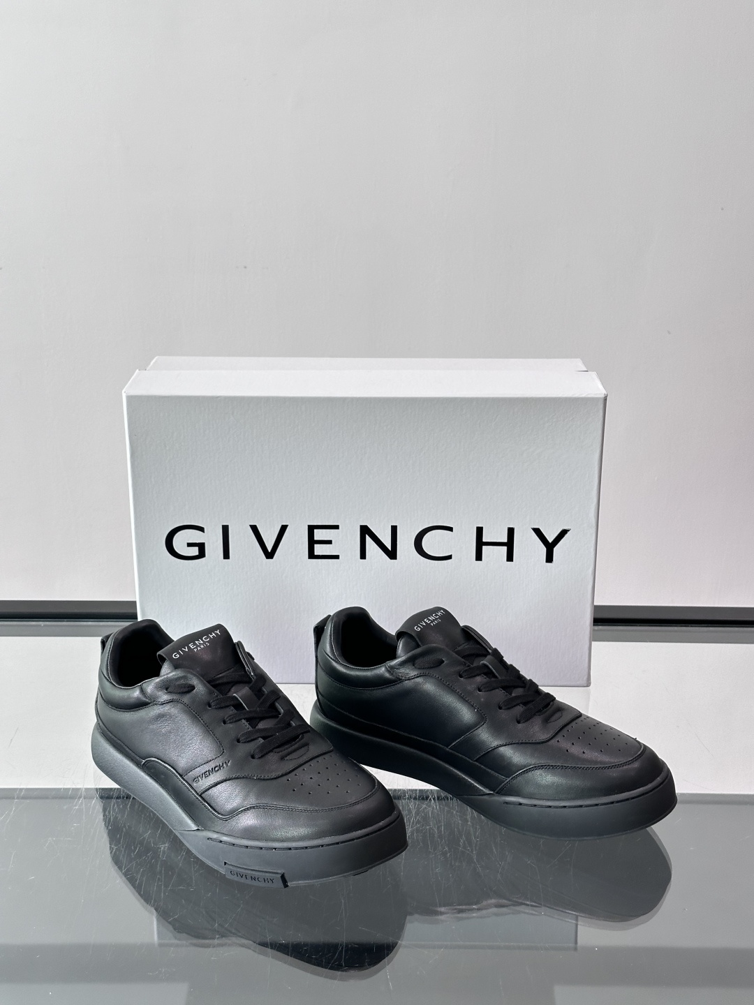 Gv *y～全新GIV 1男士低帮休闲板鞋，进口皮革面料，冲孔设计透气舒适，舌压印4G LOGO刺绣，上脚效果帅气有型，