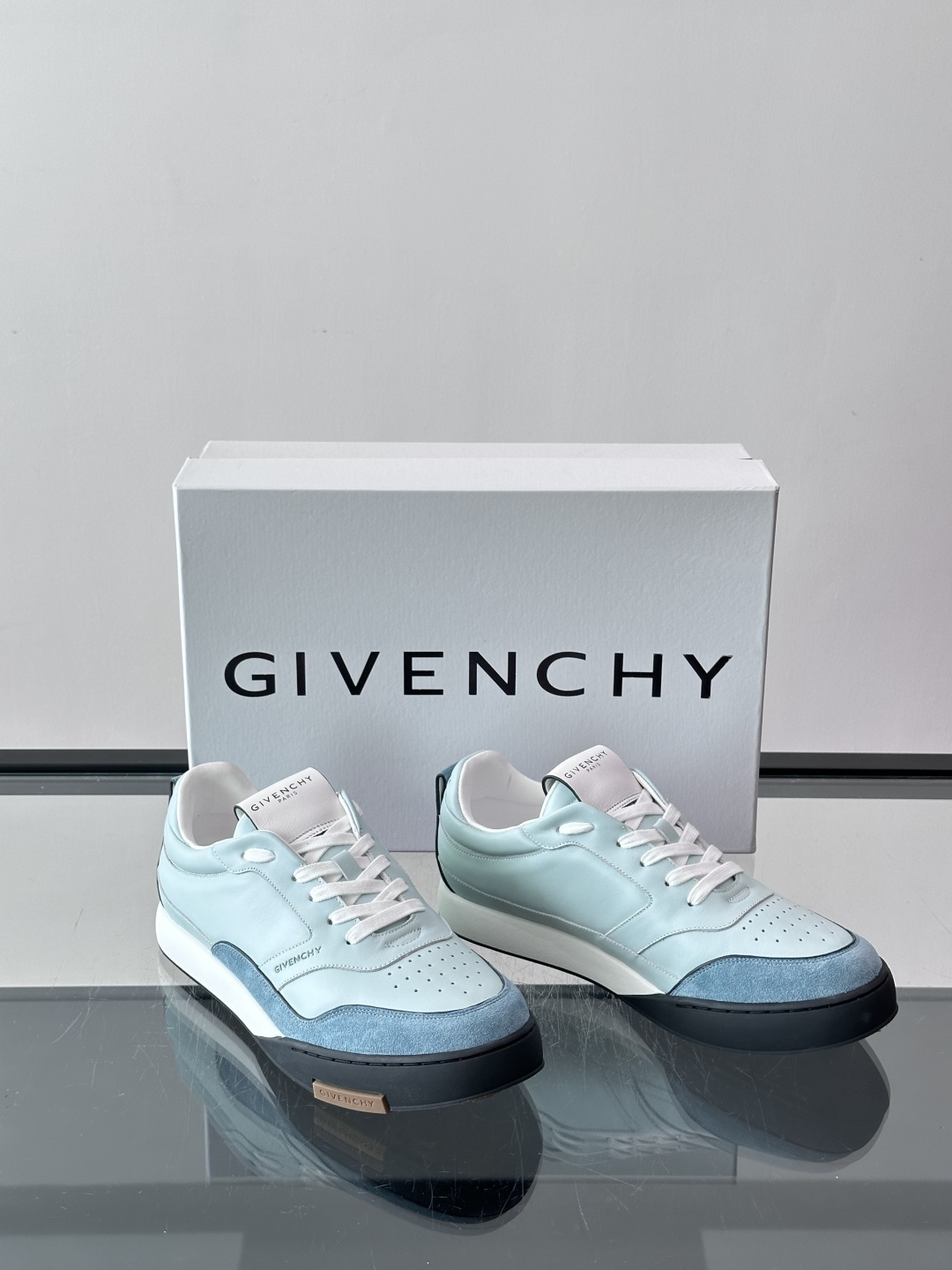 Gv *y～全新GIV 1男士低帮休闲板鞋，进口皮革面料，冲孔设计透气舒适，舌压印4G LOGO刺绣，上脚效果帅气有型，