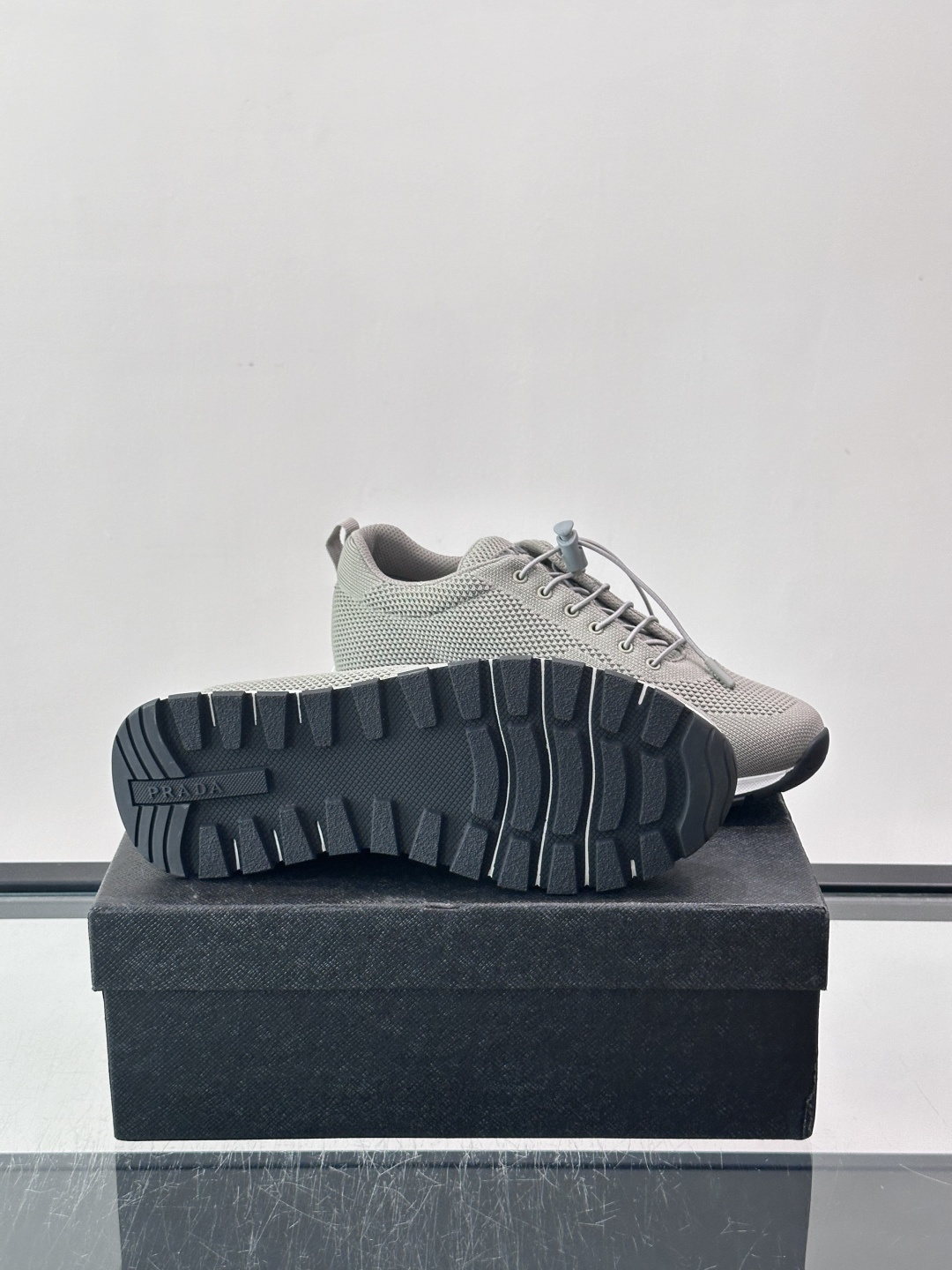 👟Prada男士休闲运动鞋，简约时尚，网布+皮革拼接，透气又有支撑力。橡胶鞋底防滑，日常穿搭或轻运动都OK！鞋侧低调Lo