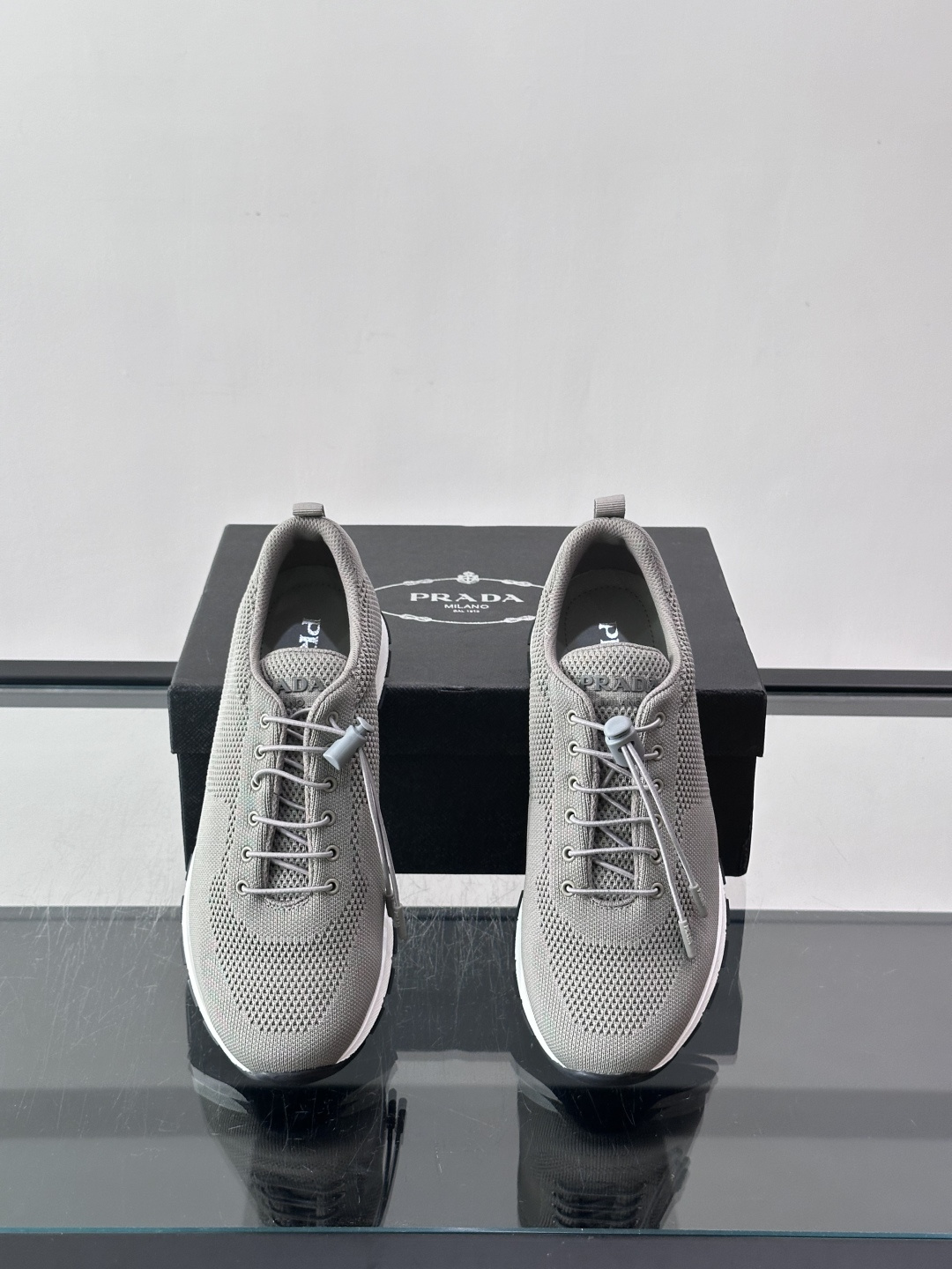 👟Prada男士休闲运动鞋，简约时尚，网布+皮革拼接，透气又有支撑力。橡胶鞋底防滑，日常穿搭或轻运动都OK！鞋侧低调Lo