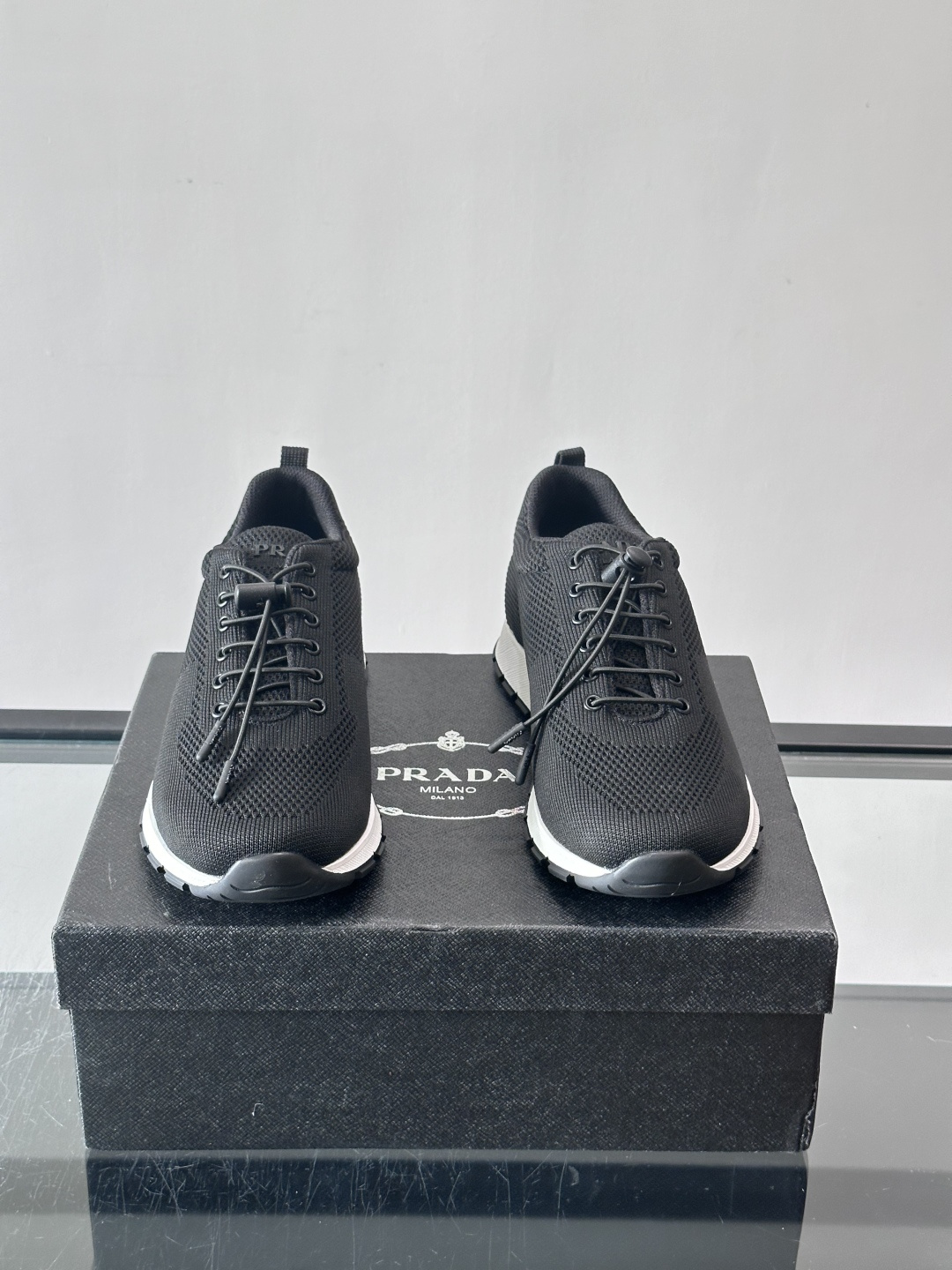 👟Prada男士休闲运动鞋,简约时尚,网布+皮革拼接,透气又有支撑力。橡胶鞋底防滑,日常穿搭或轻运动都OK!鞋侧低调Lo 👟Prada男士休闲运动鞋,简约时尚,网布+皮革拼接,透气又有支撑力。橡胶鞋底防滑,日常穿搭或轻运动都OK!鞋侧低调Lo