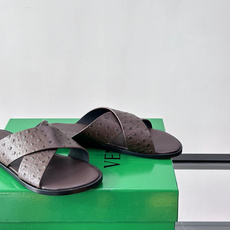 Bottega Veneta(BV)鸵鸟皮交叉带拖鞋,蓝色鸵鸟皮鞋面,交叉带设计,鞋垫上压印着"BOTTEGA Bottega Veneta(BV)鸵鸟皮交叉带拖鞋,蓝色鸵鸟皮鞋面,交叉带设计,鞋垫上压印着"BOTTEGA
