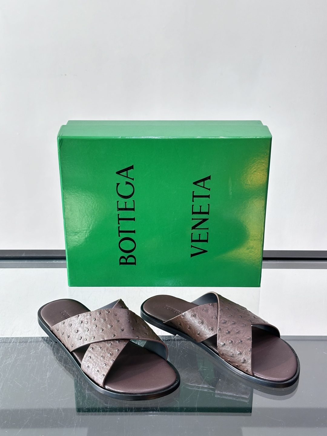 Bottega Veneta(BV)鸵鸟皮交叉带拖鞋,蓝色鸵鸟皮鞋面,交叉带设计,鞋垫上压印着"BOTTEGA Bottega Veneta(BV)鸵鸟皮交叉带拖鞋,蓝色鸵鸟皮鞋面,交叉带设计,鞋垫上压印着"BOTTEGA