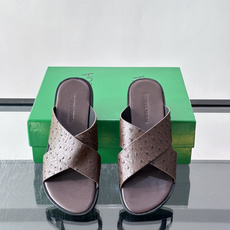 Bottega Veneta(BV)鸵鸟皮交叉带拖鞋,蓝色鸵鸟皮鞋面,交叉带设计,鞋垫上压印着"BOTTEGA Bottega Veneta(BV)鸵鸟皮交叉带拖鞋,蓝色鸵鸟皮鞋面,交叉带设计,鞋垫上压印着"BOTTEGA