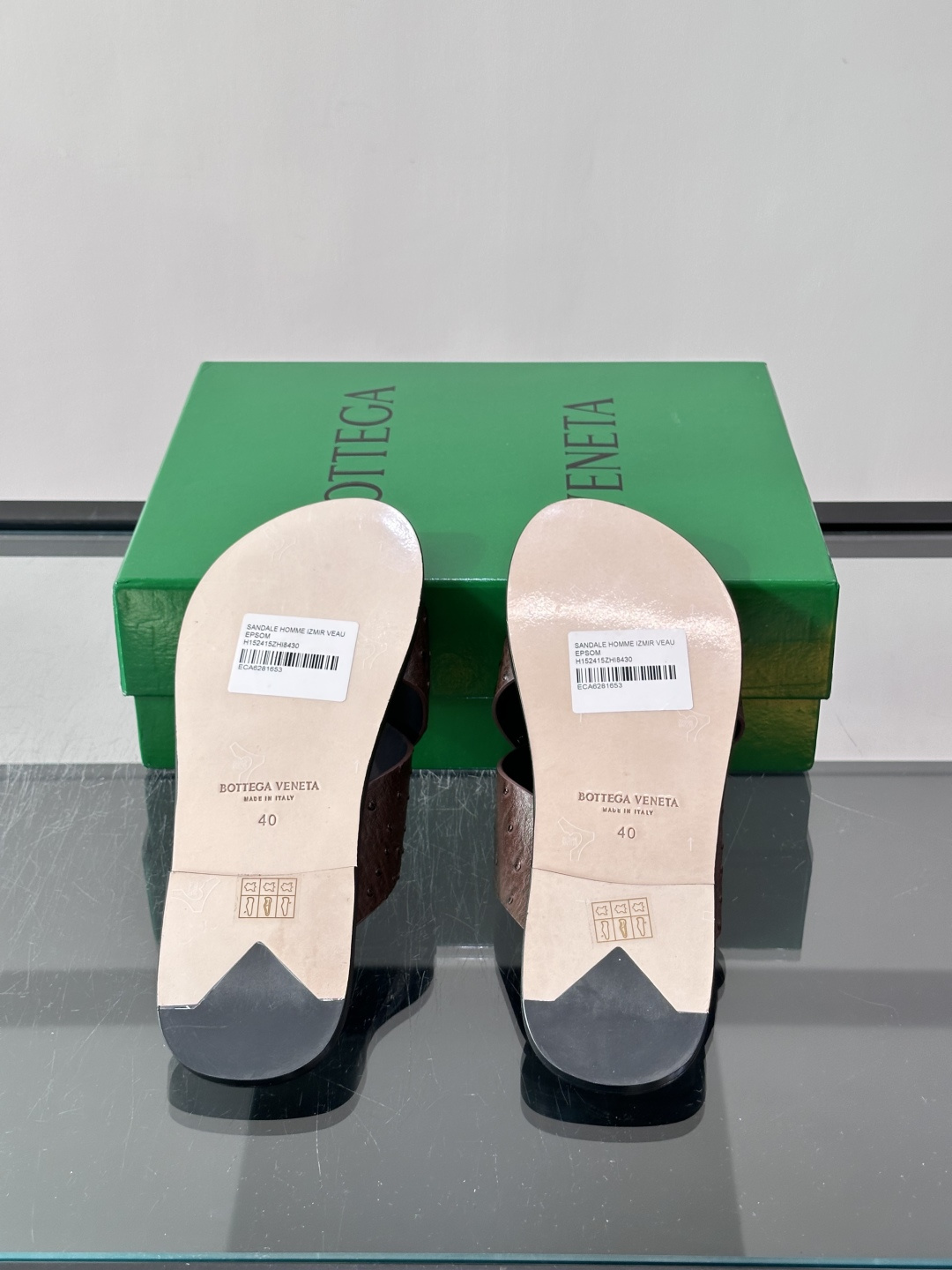 Bottega Veneta(BV)鸵鸟皮交叉带拖鞋,蓝色鸵鸟皮鞋面,交叉带设计,鞋垫上压印着"BOTTEGA Bottega Veneta(BV)鸵鸟皮交叉带拖鞋,蓝色鸵鸟皮鞋面,交叉带设计,鞋垫上压印着"BOTTEGA