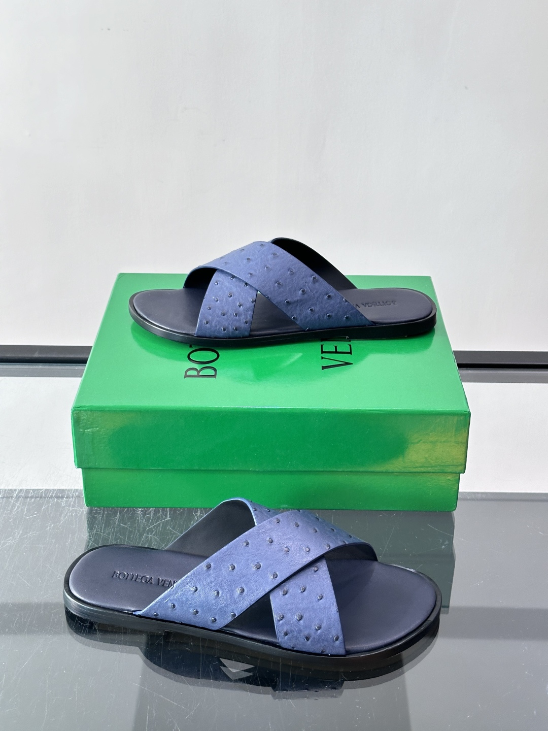 ​​Bottega Veneta（BV）鸵鸟皮交叉带拖鞋​​，蓝色鸵鸟皮鞋面，交叉带设计，鞋垫上压印着"BOTTEGA 