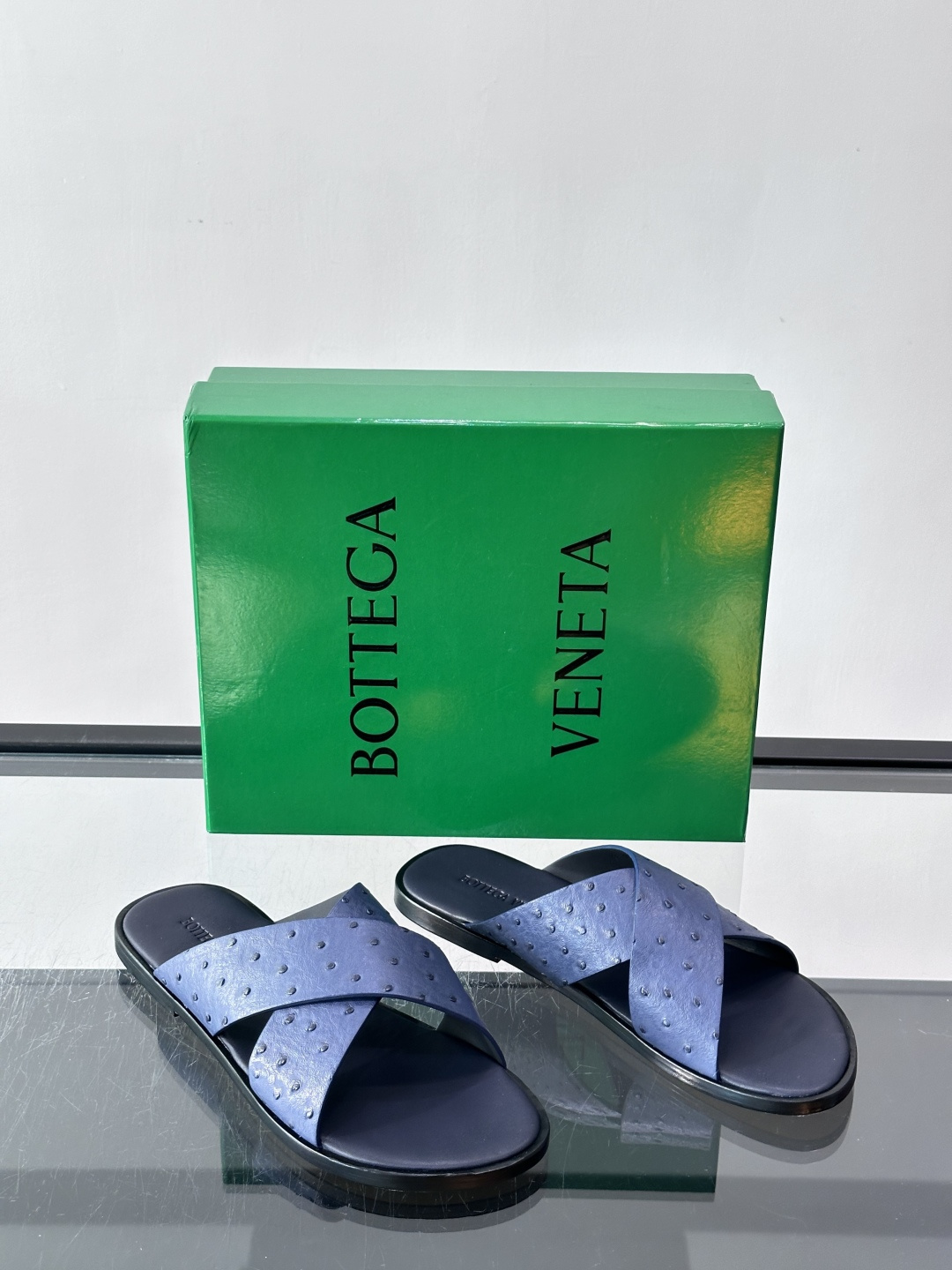 ​​Bottega Veneta（BV）鸵鸟皮交叉带拖鞋​​，蓝色鸵鸟皮鞋面，交叉带设计，鞋垫上压印着"BOTTEGA 
