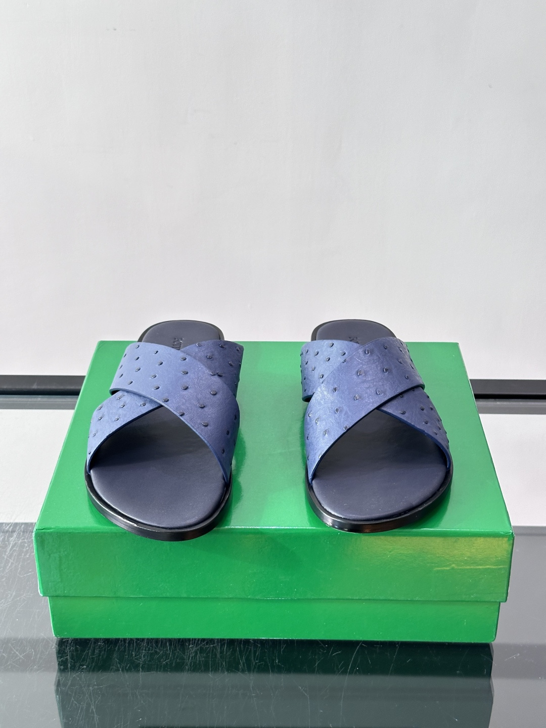​​Bottega Veneta（BV）鸵鸟皮交叉带拖鞋​​，蓝色鸵鸟皮鞋面，交叉带设计，鞋垫上压印着"BOTTEGA 