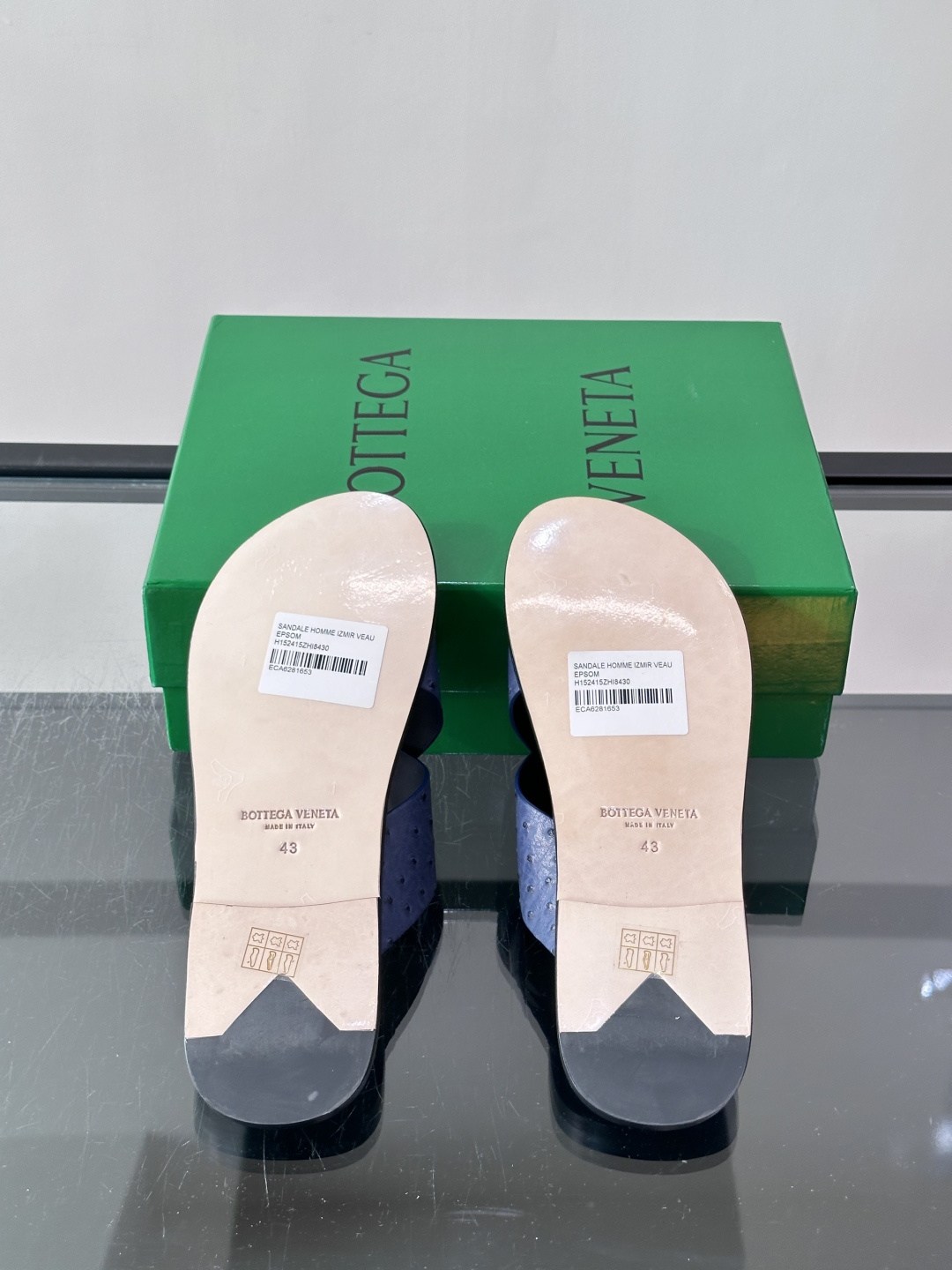 ​​Bottega Veneta（BV）鸵鸟皮交叉带拖鞋​​，蓝色鸵鸟皮鞋面，交叉带设计，鞋垫上压印着"BOTTEGA 