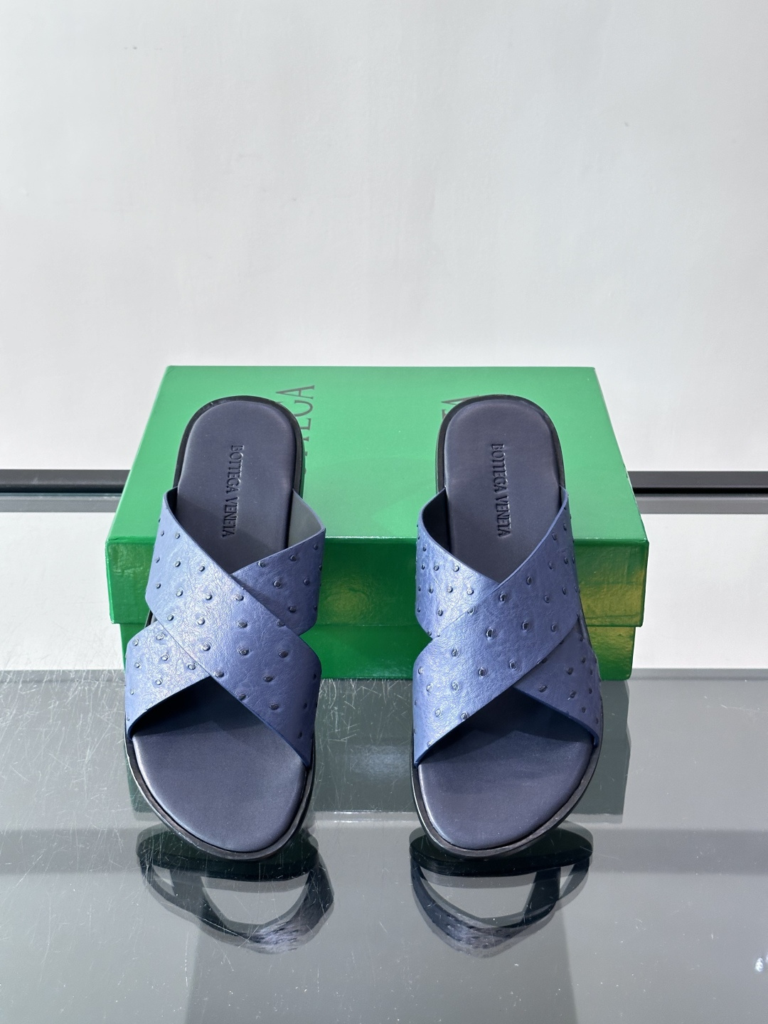 ​​Bottega Veneta（BV）鸵鸟皮交叉带拖鞋​​，蓝色鸵鸟皮鞋面，交叉带设计，鞋垫上压印着"BOTTEGA 