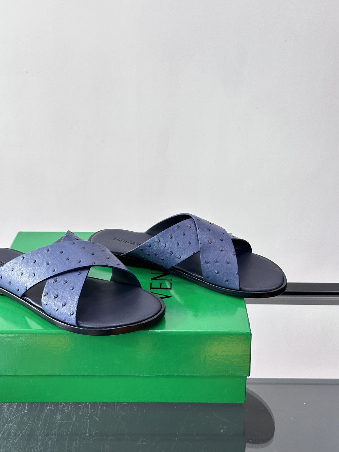 ​​Bottega Veneta（BV）鸵鸟皮交叉带拖鞋​​，蓝色鸵鸟皮鞋面，交叉带设计，鞋垫上压印着"BOTTEGA 