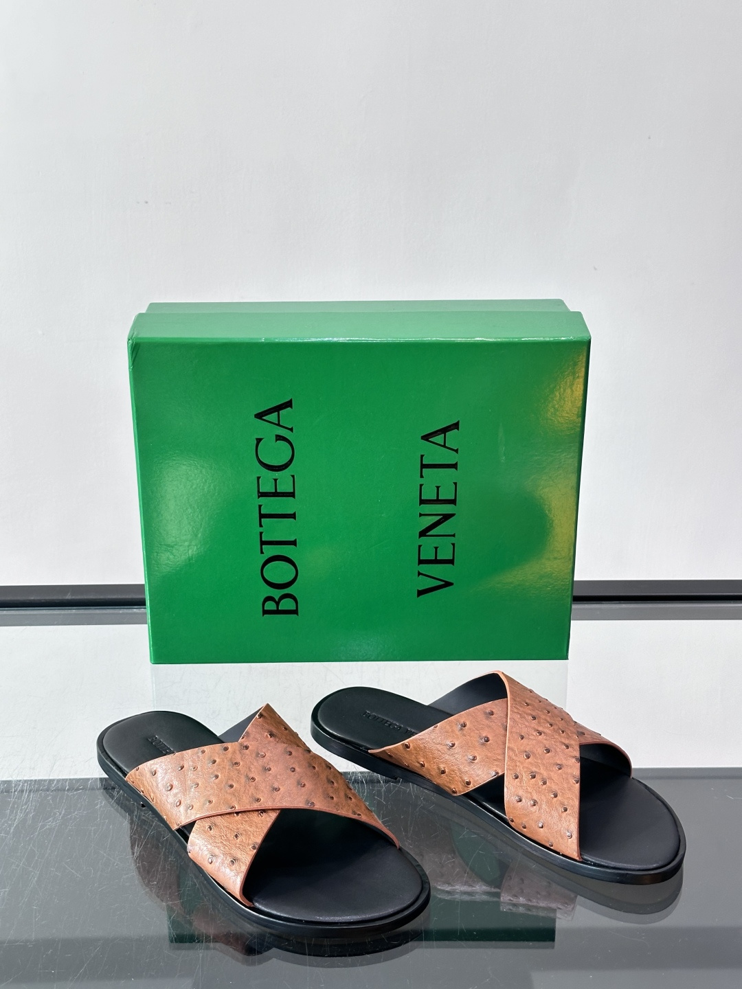 ​​Bottega Veneta（BV）鸵鸟皮交叉带拖鞋​​，蓝色鸵鸟皮鞋面，交叉带设计，鞋垫上压印着"BOTTEGA 