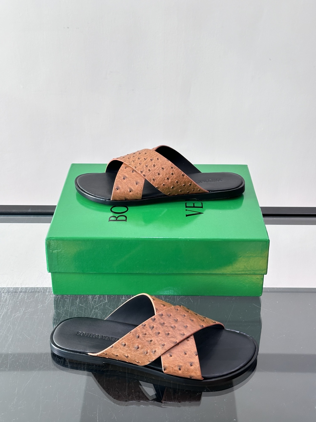 ​​Bottega Veneta（BV）鸵鸟皮交叉带拖鞋​​，蓝色鸵鸟皮鞋面，交叉带设计，鞋垫上压印着"BOTTEGA 