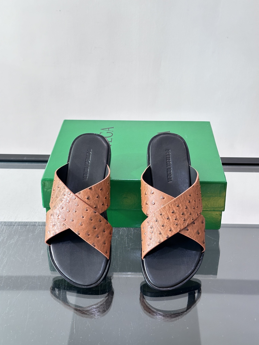​​Bottega Veneta（BV）鸵鸟皮交叉带拖鞋​​，蓝色鸵鸟皮鞋面，交叉带设计，鞋垫上压印着"BOTTEGA 