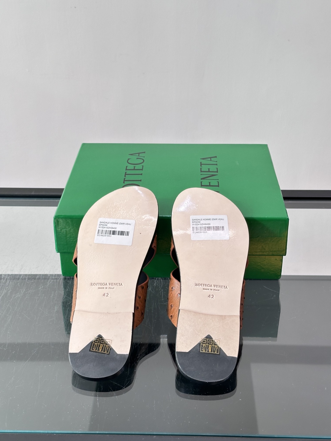 ​​Bottega Veneta（BV）鸵鸟皮交叉带拖鞋​​，蓝色鸵鸟皮鞋面，交叉带设计，鞋垫上压印着"BOTTEGA 