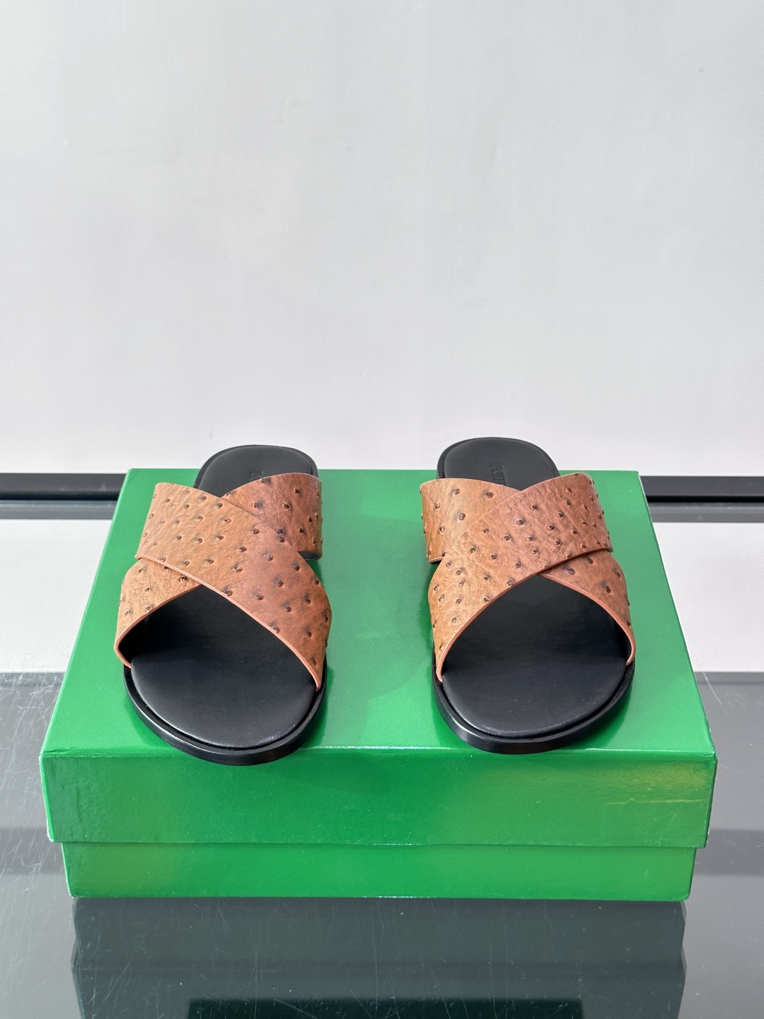 ​​Bottega Veneta（BV）鸵鸟皮交叉带拖鞋​​，蓝色鸵鸟皮鞋面，交叉带设计，鞋垫上压印着"BOTTEGA 