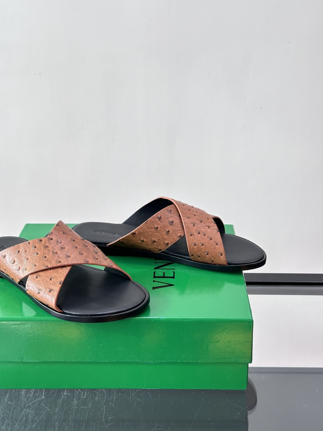 ​​Bottega Veneta（BV）鸵鸟皮交叉带拖鞋​​，蓝色鸵鸟皮鞋面，交叉带设计，鞋垫上压印着"BOTTEGA 