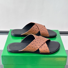 Bottega Veneta(BV)鸵鸟皮交叉带拖鞋,蓝色鸵鸟皮鞋面,交叉带设计,鞋垫上压印着"BOTTEGA Bottega Veneta(BV)鸵鸟皮交叉带拖鞋,蓝色鸵鸟皮鞋面,交叉带设计,鞋垫上压印着"BOTTEGA