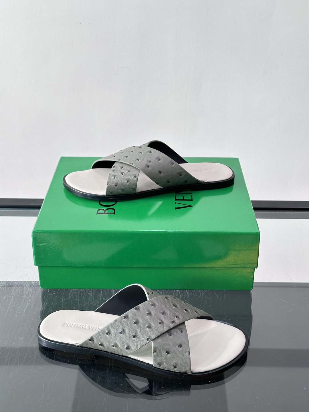 ​​Bottega Veneta（BV）鸵鸟皮交叉带拖鞋​​，蓝色鸵鸟皮鞋面，交叉带设计，鞋垫上压印着"BOTTEGA 