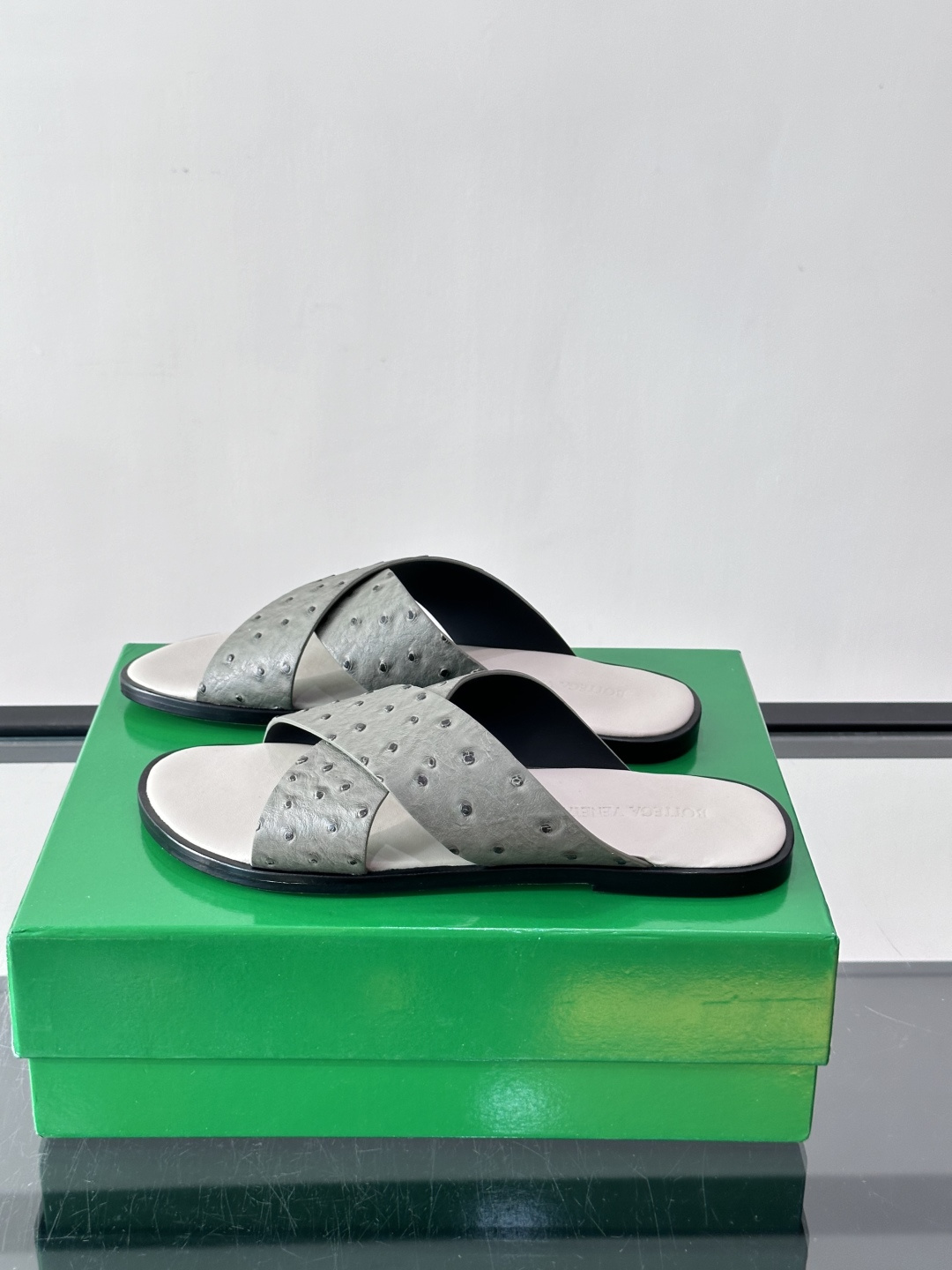 ​​Bottega Veneta（BV）鸵鸟皮交叉带拖鞋​​，蓝色鸵鸟皮鞋面，交叉带设计，鞋垫上压印着"BOTTEGA 