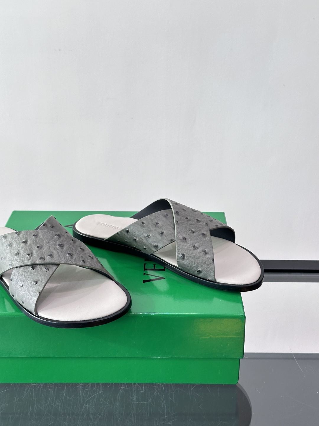 ​​Bottega Veneta（BV）鸵鸟皮交叉带拖鞋​​，蓝色鸵鸟皮鞋面，交叉带设计，鞋垫上压印着"BOTTEGA 