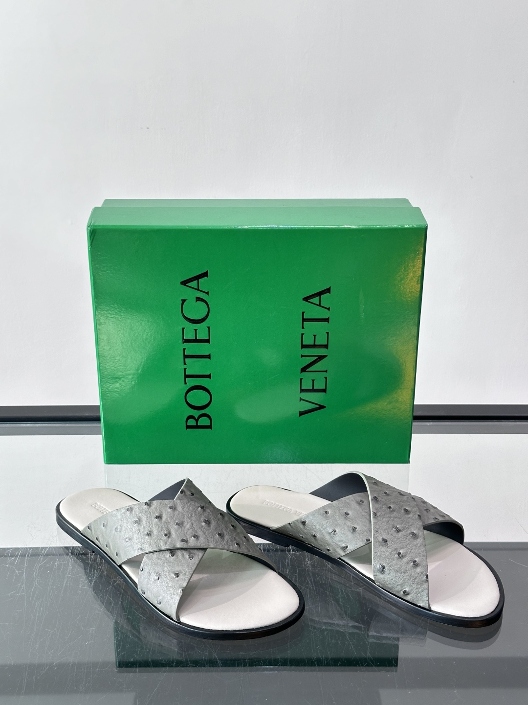 ​​Bottega Veneta（BV）鸵鸟皮交叉带拖鞋​​，蓝色鸵鸟皮鞋面，交叉带设计，鞋垫上压印着"BOTTEGA 