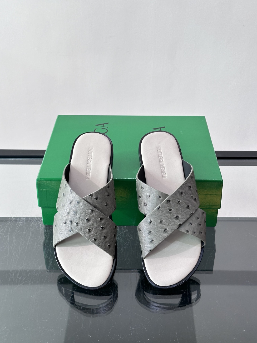 ​​Bottega Veneta（BV）鸵鸟皮交叉带拖鞋​​，蓝色鸵鸟皮鞋面，交叉带设计，鞋垫上压印着"BOTTEGA 