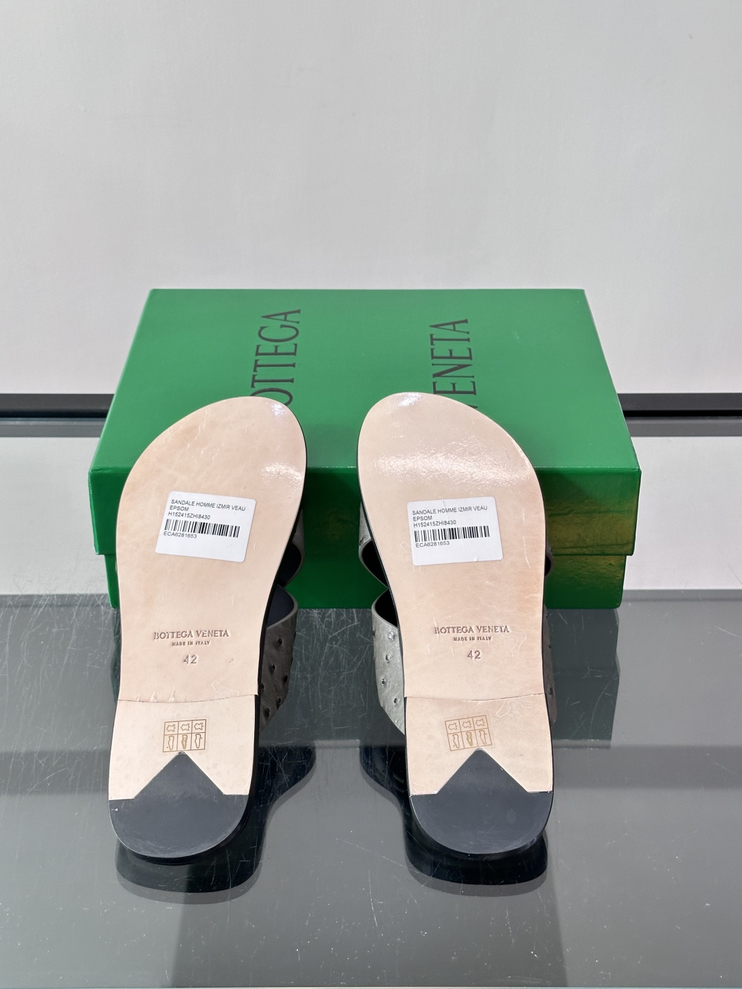 ​​Bottega Veneta（BV）鸵鸟皮交叉带拖鞋​​，蓝色鸵鸟皮鞋面，交叉带设计，鞋垫上压印着"BOTTEGA 
