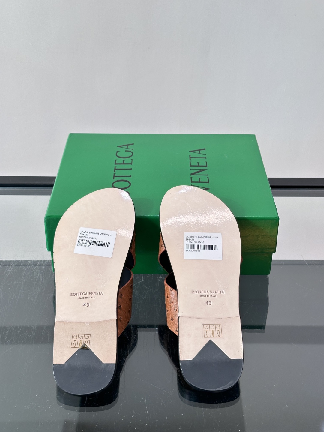 ​​Bottega Veneta（BV）鸵鸟皮交叉带拖鞋​​，蓝色鸵鸟皮鞋面，交叉带设计，鞋垫上压印着"BOTTEGA 