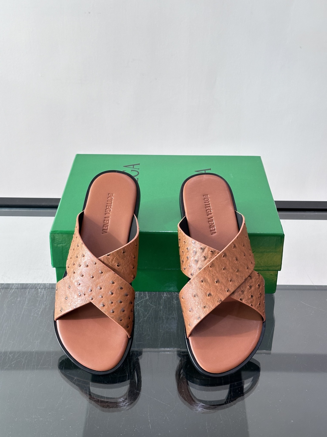 ​​Bottega Veneta（BV）鸵鸟皮交叉带拖鞋​​，蓝色鸵鸟皮鞋面，交叉带设计，鞋垫上压印着"BOTTEGA 