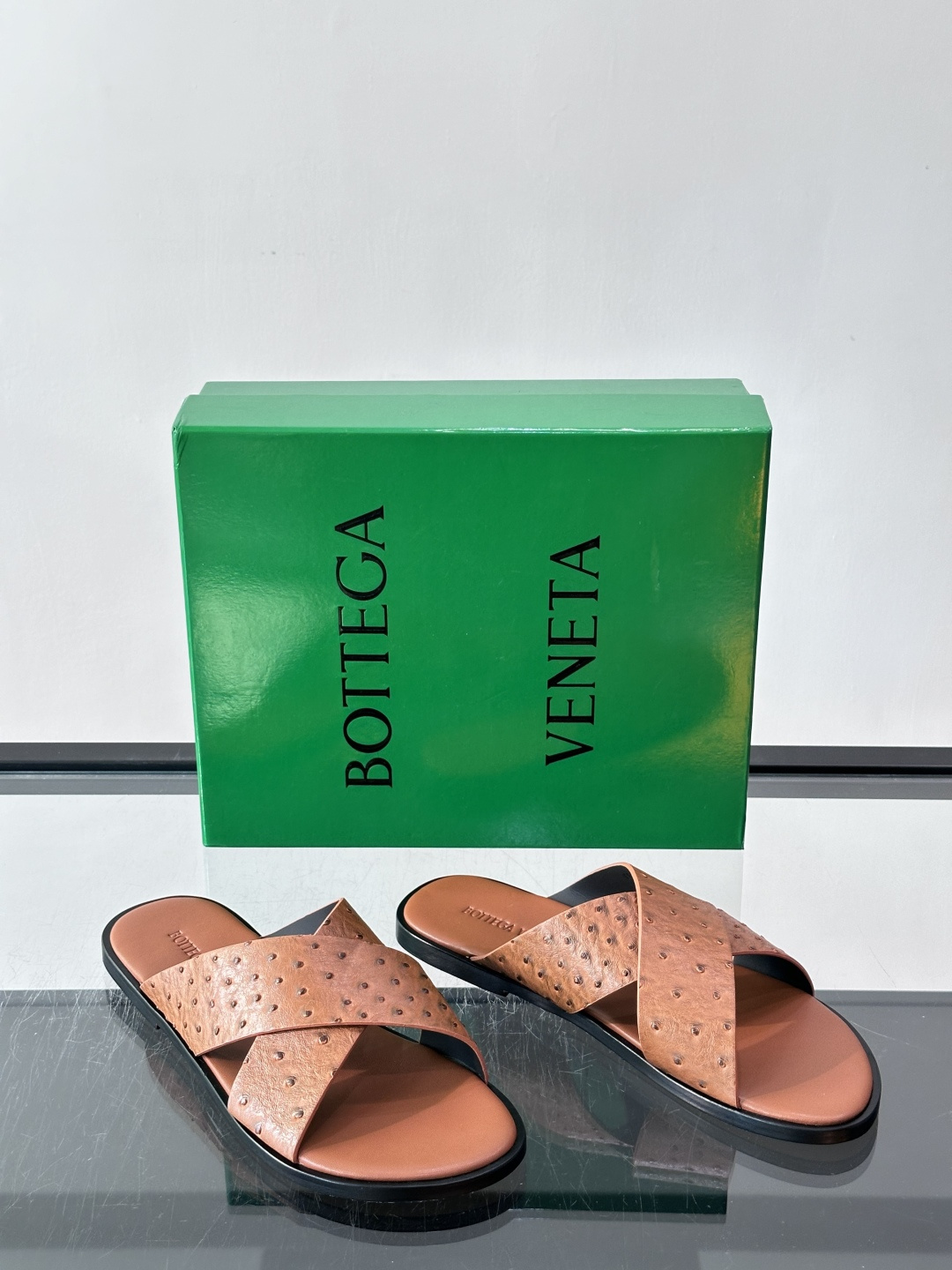 ​​Bottega Veneta（BV）鸵鸟皮交叉带拖鞋​​，蓝色鸵鸟皮鞋面，交叉带设计，鞋垫上压印着"BOTTEGA 