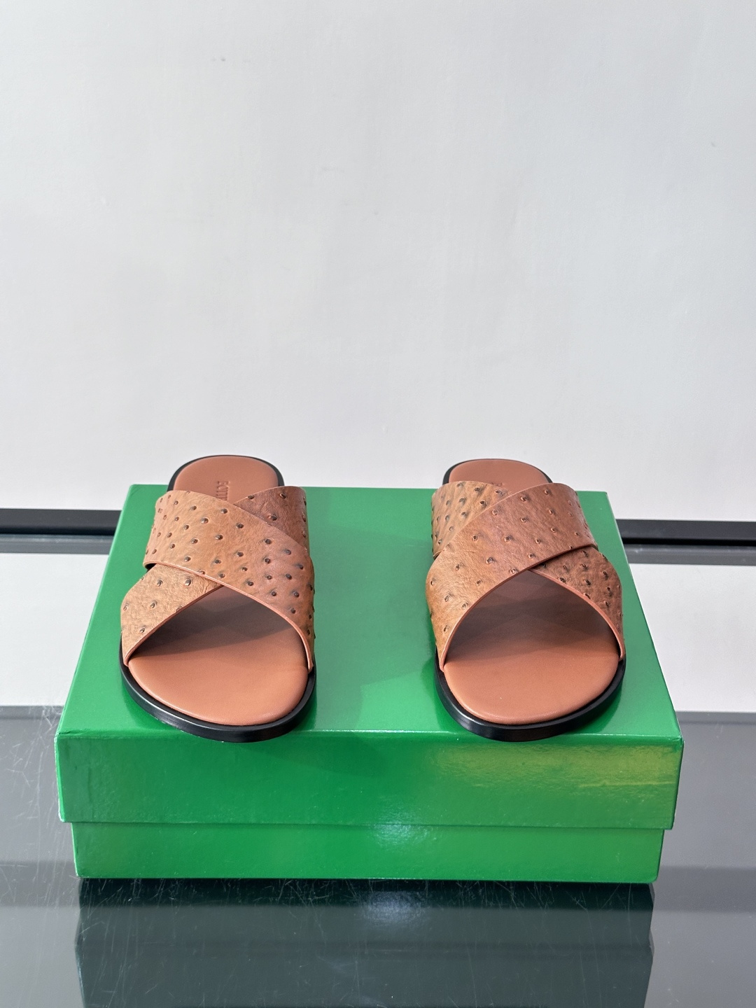 ​​Bottega Veneta（BV）鸵鸟皮交叉带拖鞋​​，蓝色鸵鸟皮鞋面，交叉带设计，鞋垫上压印着"BOTTEGA 