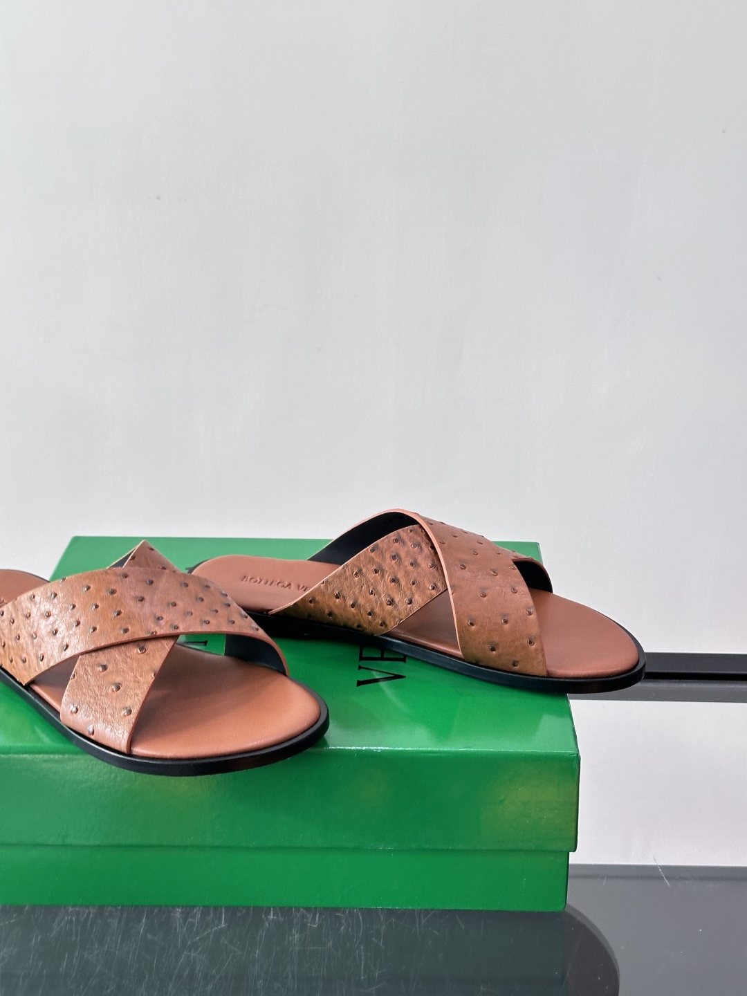 ​​Bottega Veneta（BV）鸵鸟皮交叉带拖鞋​​，蓝色鸵鸟皮鞋面，交叉带设计，鞋垫上压印着"BOTTEGA 
