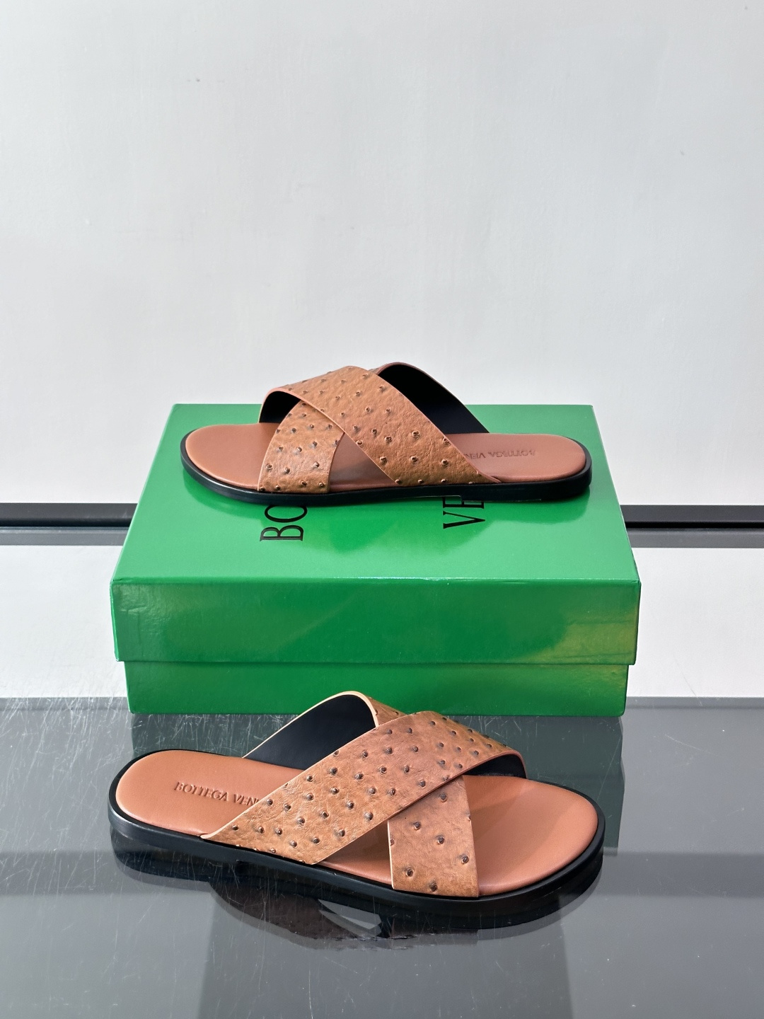 ​​Bottega Veneta（BV）鸵鸟皮交叉带拖鞋​​，蓝色鸵鸟皮鞋面，交叉带设计，鞋垫上压印着"BOTTEGA 