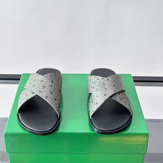 Bottega Veneta(BV)鸵鸟皮交叉带拖鞋,蓝色鸵鸟皮鞋面,交叉带设计,鞋垫上压印着"BOTTEGA Bottega Veneta(BV)鸵鸟皮交叉带拖鞋,蓝色鸵鸟皮鞋面,交叉带设计,鞋垫上压印着"BOTTEGA