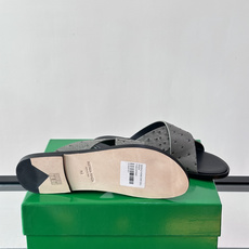 Bottega Veneta(BV)鸵鸟皮交叉带拖鞋,蓝色鸵鸟皮鞋面,交叉带设计,鞋垫上压印着"BOTTEGA Bottega Veneta(BV)鸵鸟皮交叉带拖鞋,蓝色鸵鸟皮鞋面,交叉带设计,鞋垫上压印着"BOTTEGA