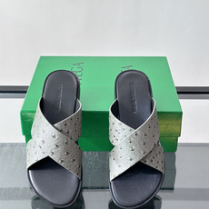 Bottega Veneta(BV)鸵鸟皮交叉带拖鞋,蓝色鸵鸟皮鞋面,交叉带设计,鞋垫上压印着"BOTTEGA Bottega Veneta(BV)鸵鸟皮交叉带拖鞋,蓝色鸵鸟皮鞋面,交叉带设计,鞋垫上压印着"BOTTEGA