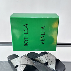 Bottega Veneta(BV)鸵鸟皮交叉带拖鞋,蓝色鸵鸟皮鞋面,交叉带设计,鞋垫上压印着"BOTTEGA Bottega Veneta(BV)鸵鸟皮交叉带拖鞋,蓝色鸵鸟皮鞋面,交叉带设计,鞋垫上压印着"BOTTEGA