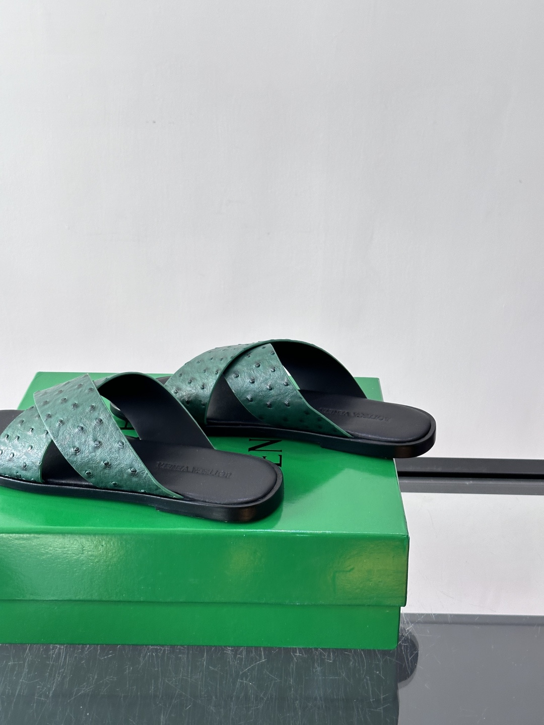 Bottega Veneta(BV)鸵鸟皮交叉带拖鞋,蓝色鸵鸟皮鞋面,交叉带设计,鞋垫上压印着"BOTTEGA Bottega Veneta(BV)鸵鸟皮交叉带拖鞋,蓝色鸵鸟皮鞋面,交叉带设计,鞋垫上压印着"BOTTEGA