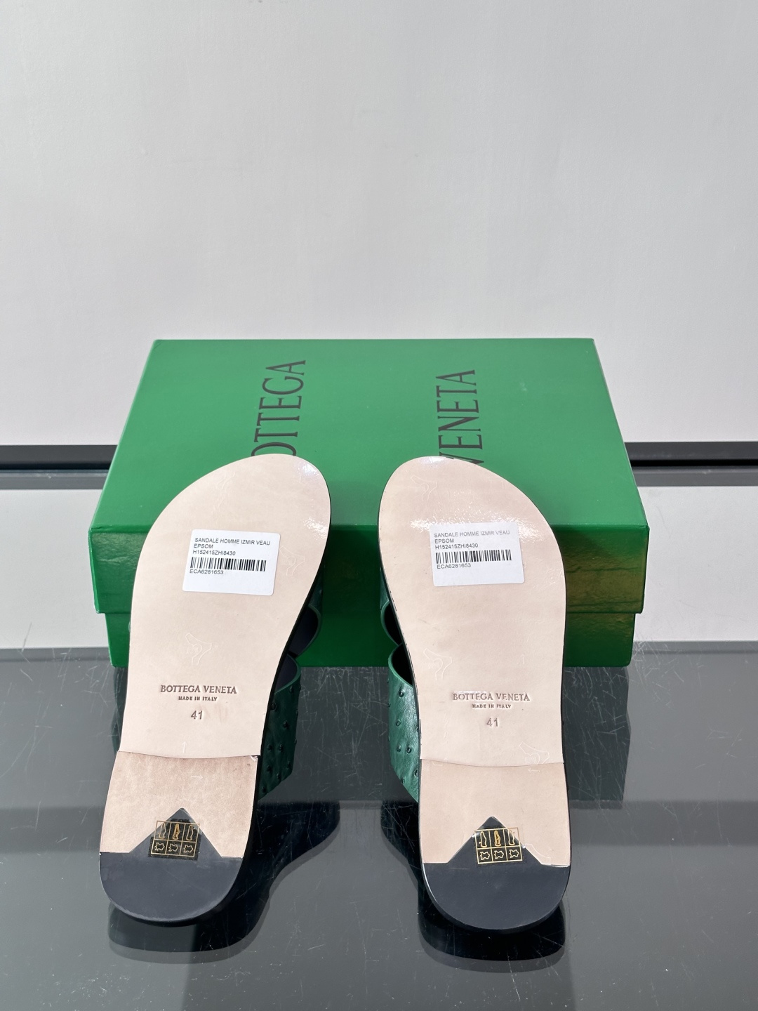 Bottega Veneta(BV)鸵鸟皮交叉带拖鞋,蓝色鸵鸟皮鞋面,交叉带设计,鞋垫上压印着"BOTTEGA Bottega Veneta(BV)鸵鸟皮交叉带拖鞋,蓝色鸵鸟皮鞋面,交叉带设计,鞋垫上压印着"BOTTEGA