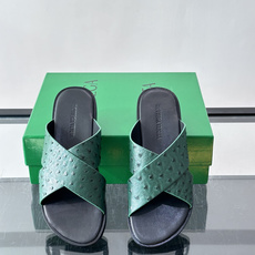Bottega Veneta(BV)鸵鸟皮交叉带拖鞋,蓝色鸵鸟皮鞋面,交叉带设计,鞋垫上压印着"BOTTEGA Bottega Veneta(BV)鸵鸟皮交叉带拖鞋,蓝色鸵鸟皮鞋面,交叉带设计,鞋垫上压印着"BOTTEGA