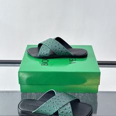 Bottega Veneta(BV)鸵鸟皮交叉带拖鞋,蓝色鸵鸟皮鞋面,交叉带设计,鞋垫上压印着"BOTTEGA Bottega Veneta(BV)鸵鸟皮交叉带拖鞋,蓝色鸵鸟皮鞋面,交叉带设计,鞋垫上压印着"BOTTEGA