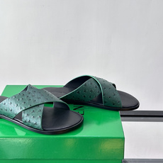 Bottega Veneta(BV)鸵鸟皮交叉带拖鞋,蓝色鸵鸟皮鞋面,交叉带设计,鞋垫上压印着"BOTTEGA Bottega Veneta(BV)鸵鸟皮交叉带拖鞋,蓝色鸵鸟皮鞋面,交叉带设计,鞋垫上压印着"BOTTEGA