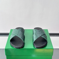 Bottega Veneta(BV)鸵鸟皮交叉带拖鞋,蓝色鸵鸟皮鞋面,交叉带设计,鞋垫上压印着"BOTTEGA Bottega Veneta(BV)鸵鸟皮交叉带拖鞋,蓝色鸵鸟皮鞋面,交叉带设计,鞋垫上压印着"BOTTEGA