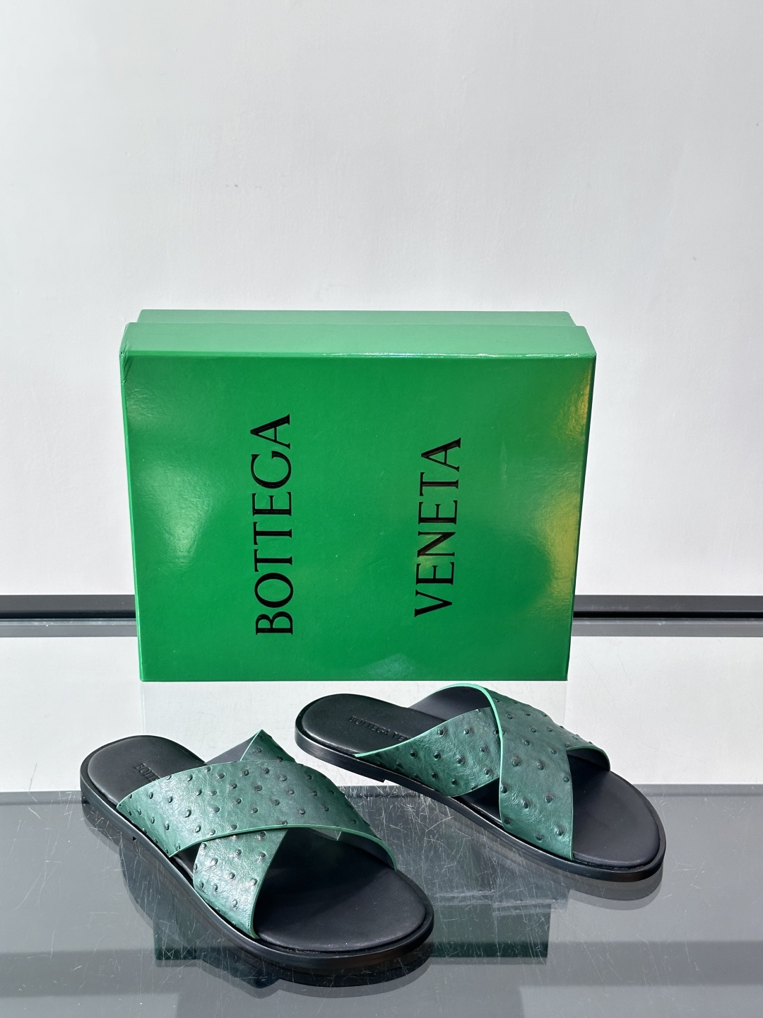 Bottega Veneta(BV)鸵鸟皮交叉带拖鞋,蓝色鸵鸟皮鞋面,交叉带设计,鞋垫上压印着"BOTTEGA Bottega Veneta(BV)鸵鸟皮交叉带拖鞋,蓝色鸵鸟皮鞋面,交叉带设计,鞋垫上压印着"BOTTEGA