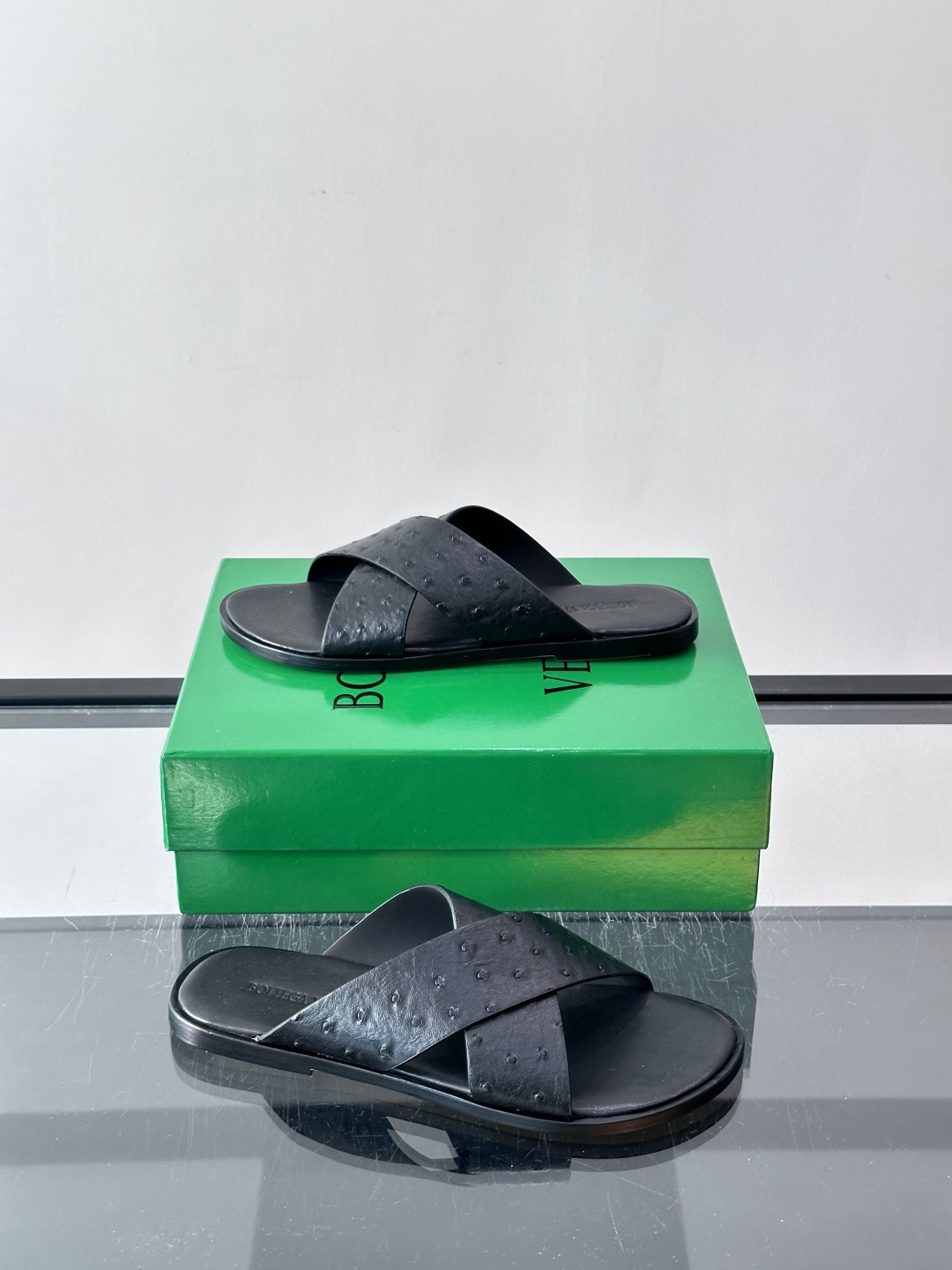 ​​Bottega Veneta（BV）鸵鸟皮交叉带拖鞋​​，蓝色鸵鸟皮鞋面，交叉带设计，鞋垫上压印着"BOTTEGA 