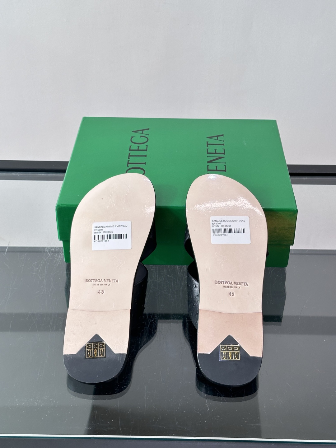 ​​Bottega Veneta（BV）鸵鸟皮交叉带拖鞋​​，蓝色鸵鸟皮鞋面，交叉带设计，鞋垫上压印着"BOTTEGA 