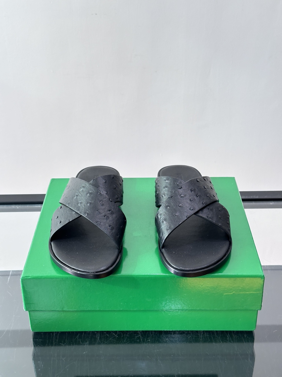 ​​Bottega Veneta（BV）鸵鸟皮交叉带拖鞋​​，蓝色鸵鸟皮鞋面，交叉带设计，鞋垫上压印着"BOTTEGA 